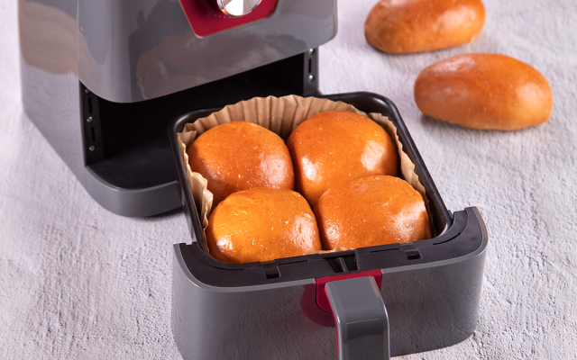 A fritadeira elétrica serve par assar pães caseiros bem macios (Créditos: TudoGostoso)
