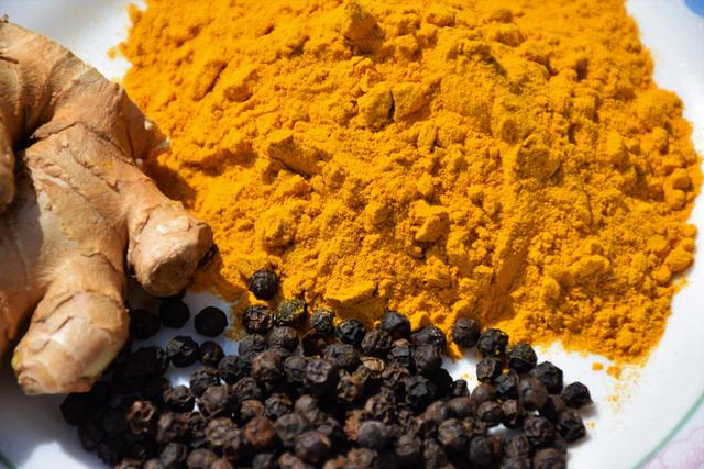 Cúrcuma e pimenta preta: misture os dois ingredientes e tenha uma combinação poderosa e repleta de benefícios