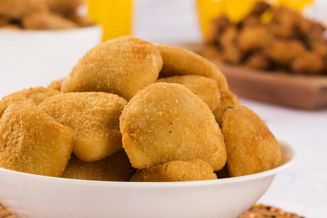 Essa massa de risole é a melhor que eu já comi na minha vida: sempre sirvo como aperitivo na Ceia de Natal
