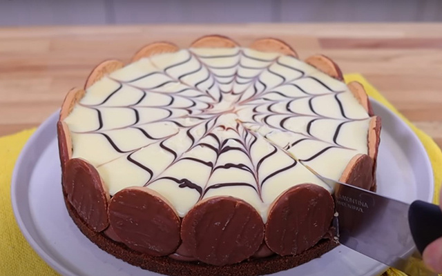 Torta cremosa e chocolatuda fácil de fazer para o domingo de Páscoa: nem precisa levar ao forno!