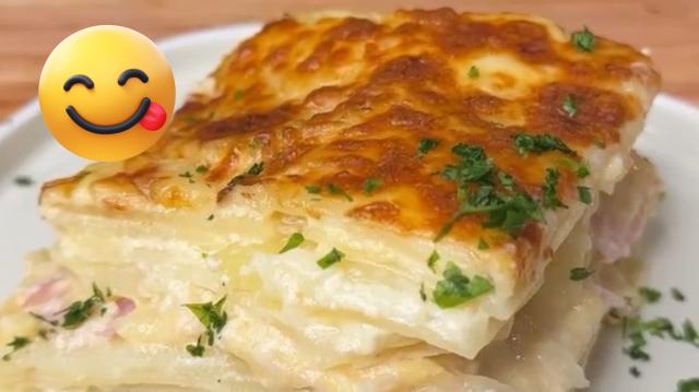 Minha tia sempre faz essa receita com batata e muito queijo nos almoços de família e não sobra nem farelo