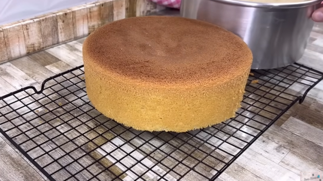 Massa de pão de ló descansando antes de ser dividida em 3 partes. (créditos: créditos: reprodução/Youtube Bruna e você na confeitaria)