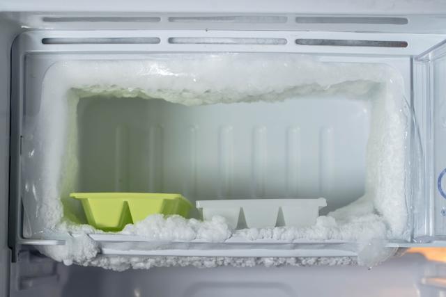 Truque perfeito para descongelar o freezer de forma rápida