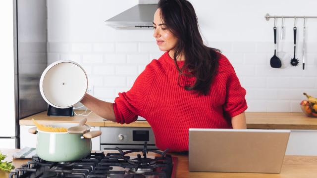 Vale a pena ter um cooktop em casa? Saiba por que esse eletrodoméstico tem conquistado tantas cozinhas