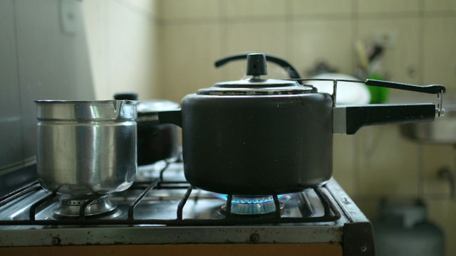 Minha panela de pressão explodiu, mas aprendi 5 passos que me fizeram perder o medo de cozinhar com ela