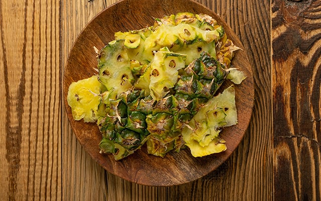 Cascas de abacaxi com gengibre: benefícios digestivos e anti-inflamatórios reais da infusão (e como fazer), segundo especialistas