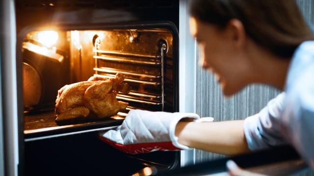 Além de controlar o tempo de forno, também vale usar um termômetro culinário para conferir se a carne está cozida por dentro (Créditos: Shutterstock)