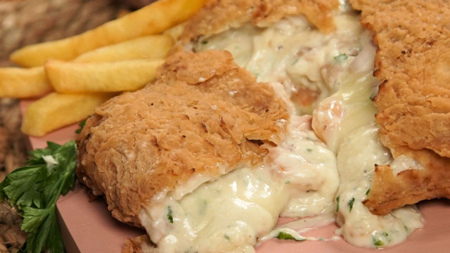 Nem no restaurante tem: essa tilápia recheada com camarão e catupiry fica escandalosamente boa!