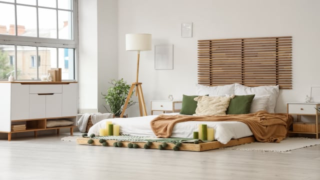 Quarto moderno e renovado com base de madeira baixa que elimina o uso de saias de tecido e acumula menos poeira. (Foto: Shutterstock)