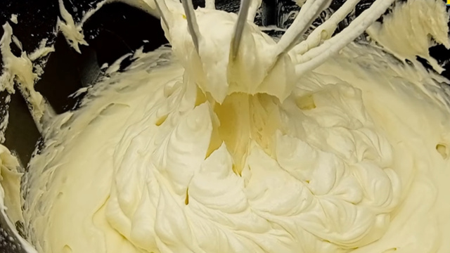 Atenção para não deixar o creme batendo por muito tempo, acompanhe o passo a passo a risca (Créditos: Reprodução / YouTube @Famíliaboadeboca)