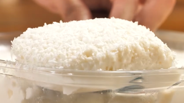 O equilíbrio perfeito entre a textura aerada da maria-mole e o pudim, transformando ingredientes simples em um momento especial. (Foto: TudoGostoso no Youtube)