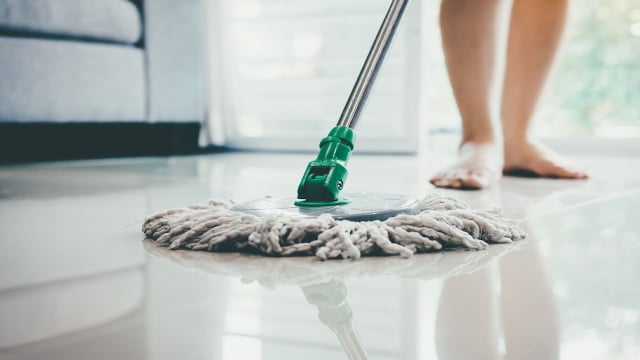 Uma colher num balde de água – e o chão ficará limpo por semanas: as superfícies brilharão como um espelho