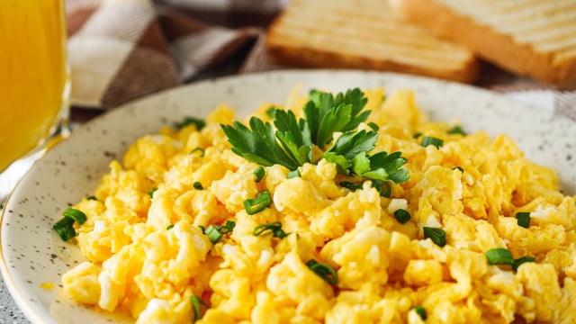 Nem creme de leite, nem requeijão: com apenas uma colher desse ingrediente os ovos mexidos ficam muito mais saborosos