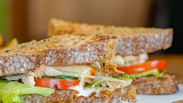 Sanduíche natural de frango com creme de ricota: o lanche perfeito para os blocos de Carnaval que não estraga no calor