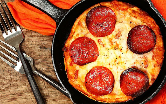 Não precisa de forno, nem de airfryer, para preparar essa pizza de frigideira deliciosa, o lanche rápido e perfeito!