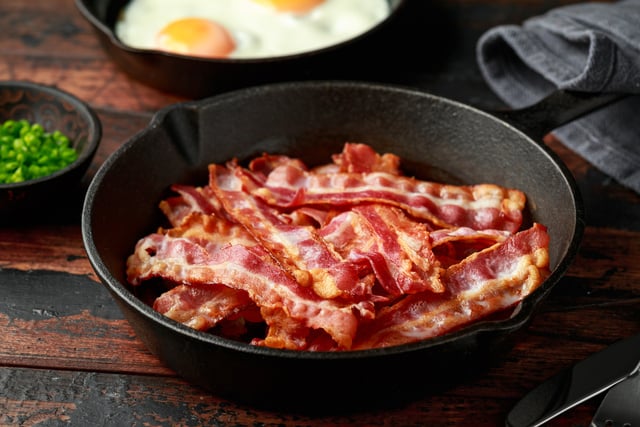 Como fazer bacon crocante e sequinho na airfryer, na frigideira e no micro-ondas para deixar suas receitas ainda mais gostosas ou comer puro