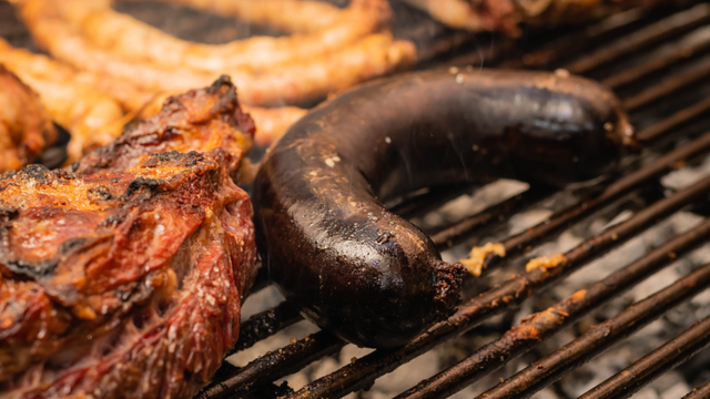 Com o corte certo, limpeza cuidadosa e preparo na medida, os chinchulines com limão podem se tornar a grande estrela do churrasco. (créditos: Shutterstock)