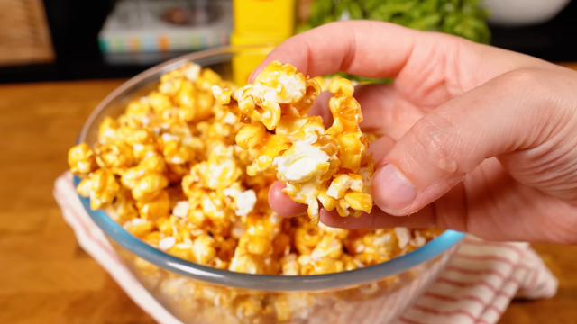 Eu fazia pipoca doce grudenta até descobrir o segredo para ficar crocante de verdade