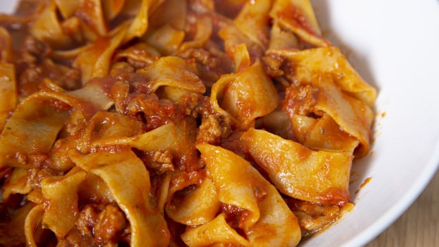 Receita de macarrão talharim à bolonhesa melhor que de restaurante: o segredo para o molho encorpado e muito saboroso