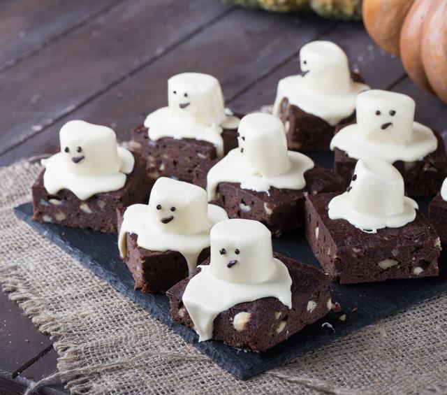 Brownie com marshamllow de fantasminhas para o Halloween (Créditos: Shutterstock) 