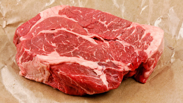 Na briga da carne bovina X carne suína, quem ganha? Descubra as diferenças nutricionais entre elas e se tem uma mais saudável do que a outra