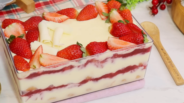 Pavê de nata com morango pronto em menos de 10 minutos: sobremesa perfeita para o Natal e festas de fim de ano