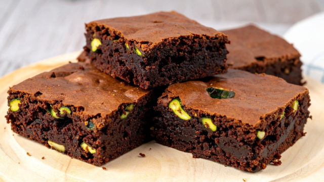 Pedaços de brownie de chocolate com pistache picado grosseiramente e adicionado na massa (Créditos: Shutterstock)