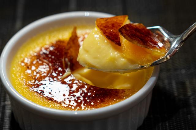 Para finalizar, nada melhor que o crème brûlée, né? (Créditos: Shutterstock)