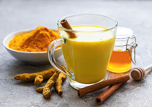 Preparar seu próprio latte de cúrcuma é fácil com essa receita: bata tudo e engula os benefícios anti-inflamatórios e antioxidantes da curcumina