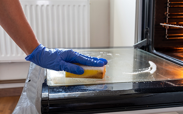 Limpar o vidro duplo do forno sem desmontar é muito mais fácil do que você pensa, desde que siga essas 5 dicas