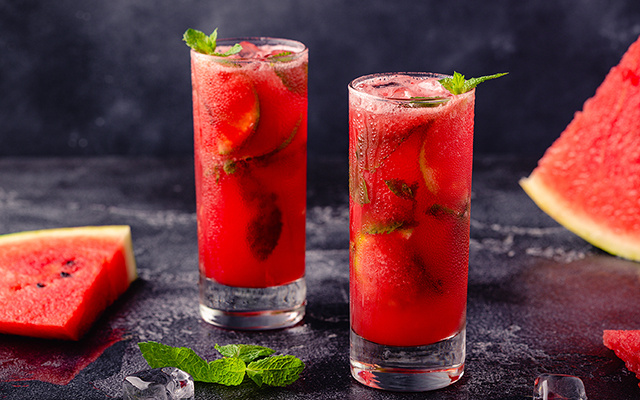 O suco simples que ajuda a hidratar melhor o corpo e faz diferença nos dias mais intensos de Carnaval