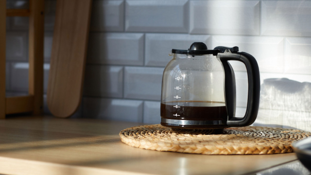 Ela faz o café sozinha! Veja opções de cafeteiras programáveis para acordar com o café prontinho