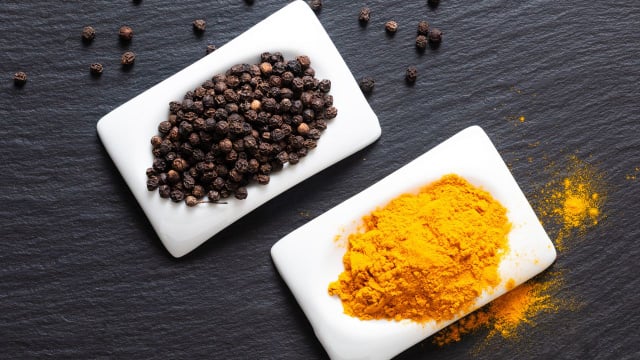 Segundo especialista, a pimenta-do-reino pode turbinar os efeitos da cúrcuma em nosso organismo (Créditos: Shutterstock)