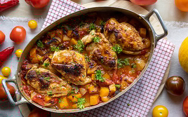 Frango ensopado que eu comia na casa da minha avó: segredo da receita é o pinga e frita