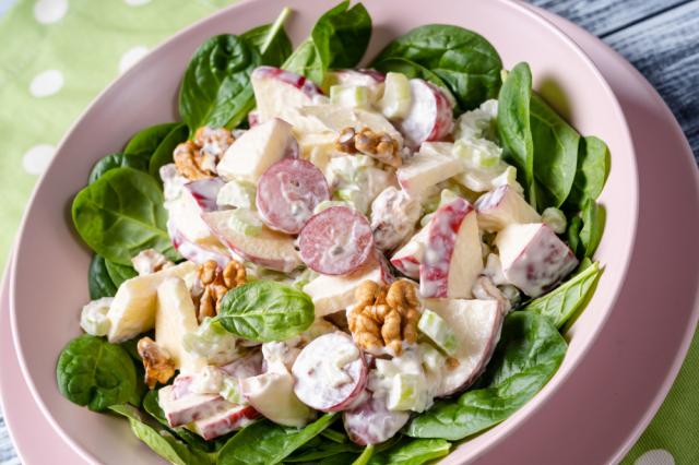 Você conhece a salada Waldorf? Faça em casa esse prato simples criado em HOTEL DE LUXO
