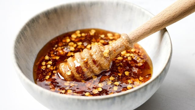 O mel apimentado vai bem com carnes, sanduíches, frituras e até saladas (Créditos: Shutterstock)