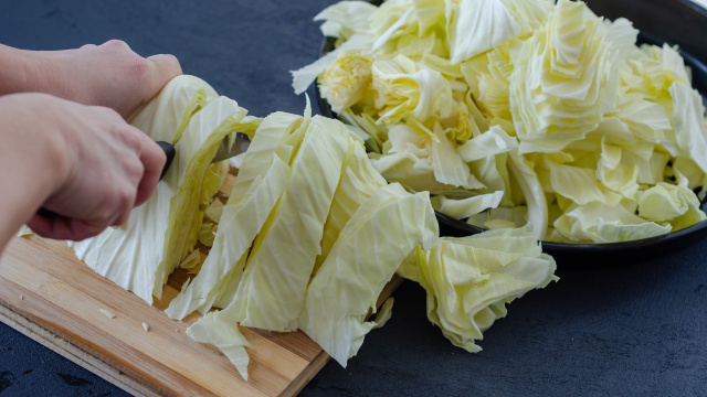 Aprenda um dos melhores jeitos de comer repolho: receita é sucesso na culinária asiática
