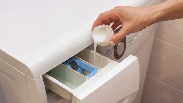 Troque o amaciante de roupas por este produto de limpeza: neutraliza odores, perfuma e até tira manchas