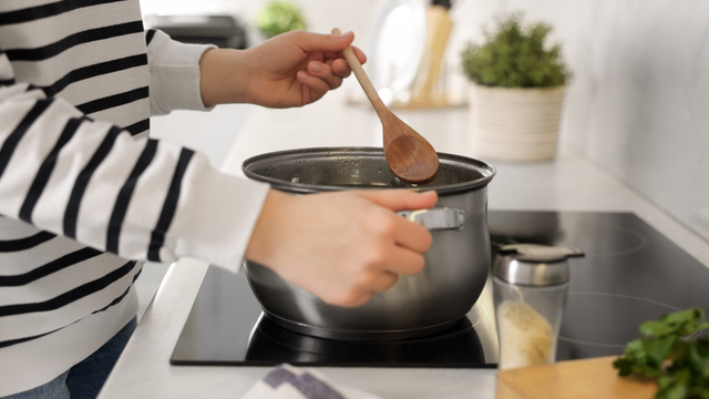 Colher de silicone ou de pau? Saiba qual é a melhor opção do acessório para sua cozinha