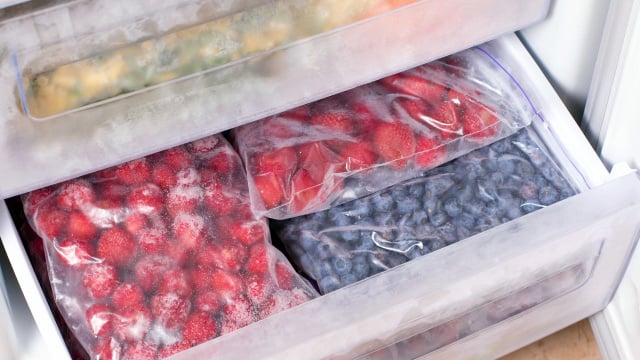 Antes de irem para o freezer, as frutas devem ser limpas e bem secas para não ficarem ruins ao serem descongeladas (Créditos: Shutterstock)