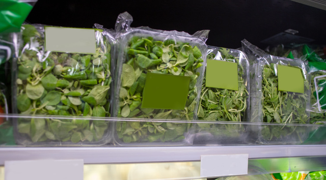 Você não vai acreditar no que essa mulher encontrou na embalagem de verdura (cuidado, pode te dar pesadelo!)