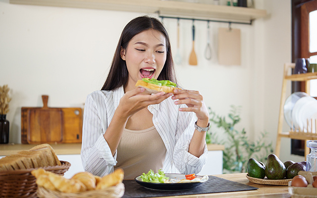 O que comer depois do Carnaval para desinchar e aliviar o corpo após dias de excessos, segundo nutrólogo