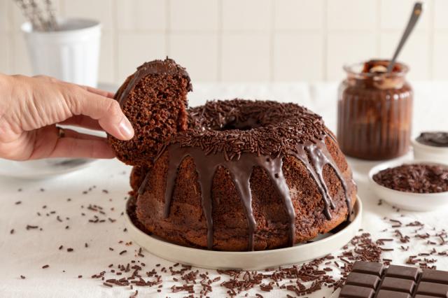 O bolo de chocolate com furo central é o melhor para o dia a dia e o mais fácil de desenformar (Créditos: Shutterstock)