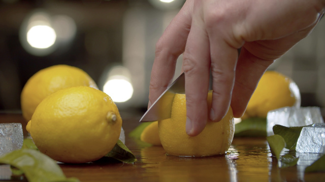 "Nenhum espremedor faz isso aqui": esse é o truque de um feirante para cortar o limão do jeito certo e aproveitar todo o suco