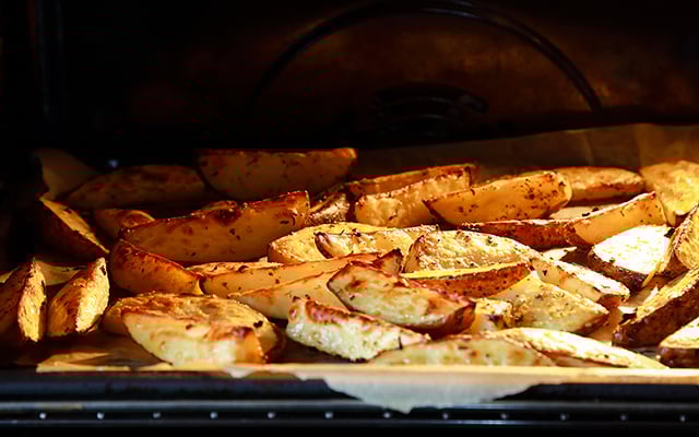 Todo mundo quer batata crocante, mas quase ninguém presta atenção nesse passo antes de levar ao forno