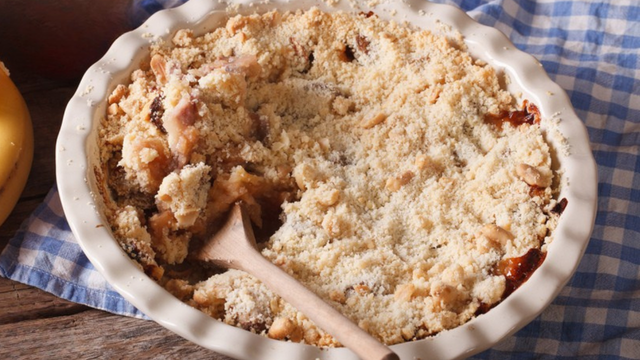 A sobremesa perfeita existe e pode ser feita na airfryer: crumble de banana com doce de leite é fácil, prática e deliciosa