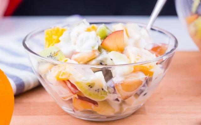 A salada de frutas com creme de limão é leve e refrescante (Créditos: TudoGostoso)