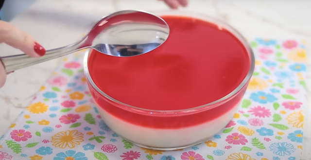 Gelatina com leite condensado e creme de leite na travessa: sobremesa fácil e com cara de festa do TudoGostoso que todo mundo ama