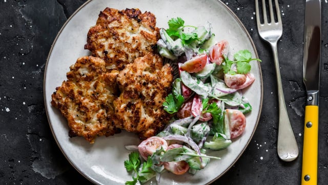 No almoço ou no jantar, sirva o bolinho com salada, legumes grelhados ou até mesmo com arroz e feijão (Créditos: Shutterstock)