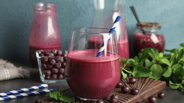 Veja como fazer um suco de açaí nutritivo de açaí em casa (Créditos: Shutterstock)